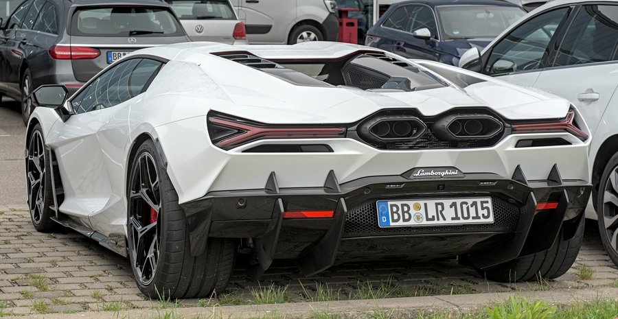 Lamborghini Revuelto, the V12 hybrid flagship